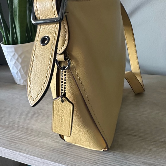 Yellow coach purse - Picture 3 of 7